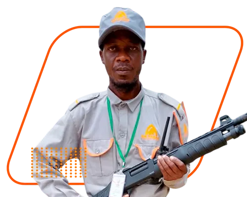 Vigilante da Akassia Segurança Privada em Angola no posto Farmacia Zango III